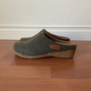 Taos Woollery Wool Clogs, size 39/8, Olive color